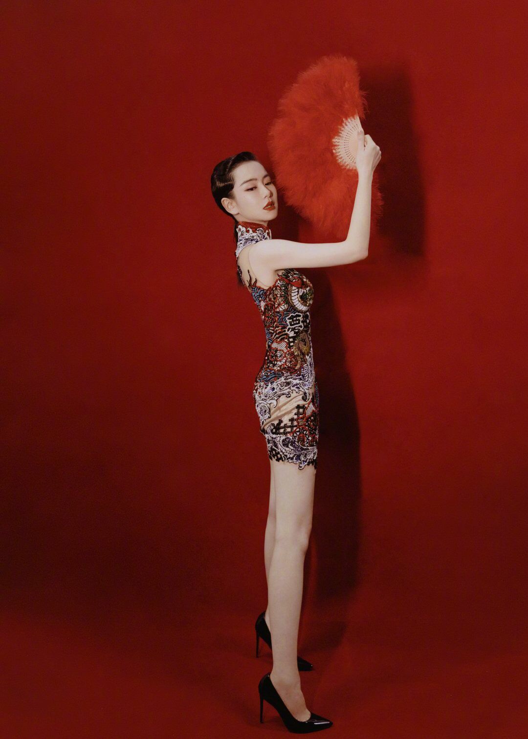 35岁戚薇龙纹旗袍搭配复古波浪卷发,撩人!_高清图集_新浪网