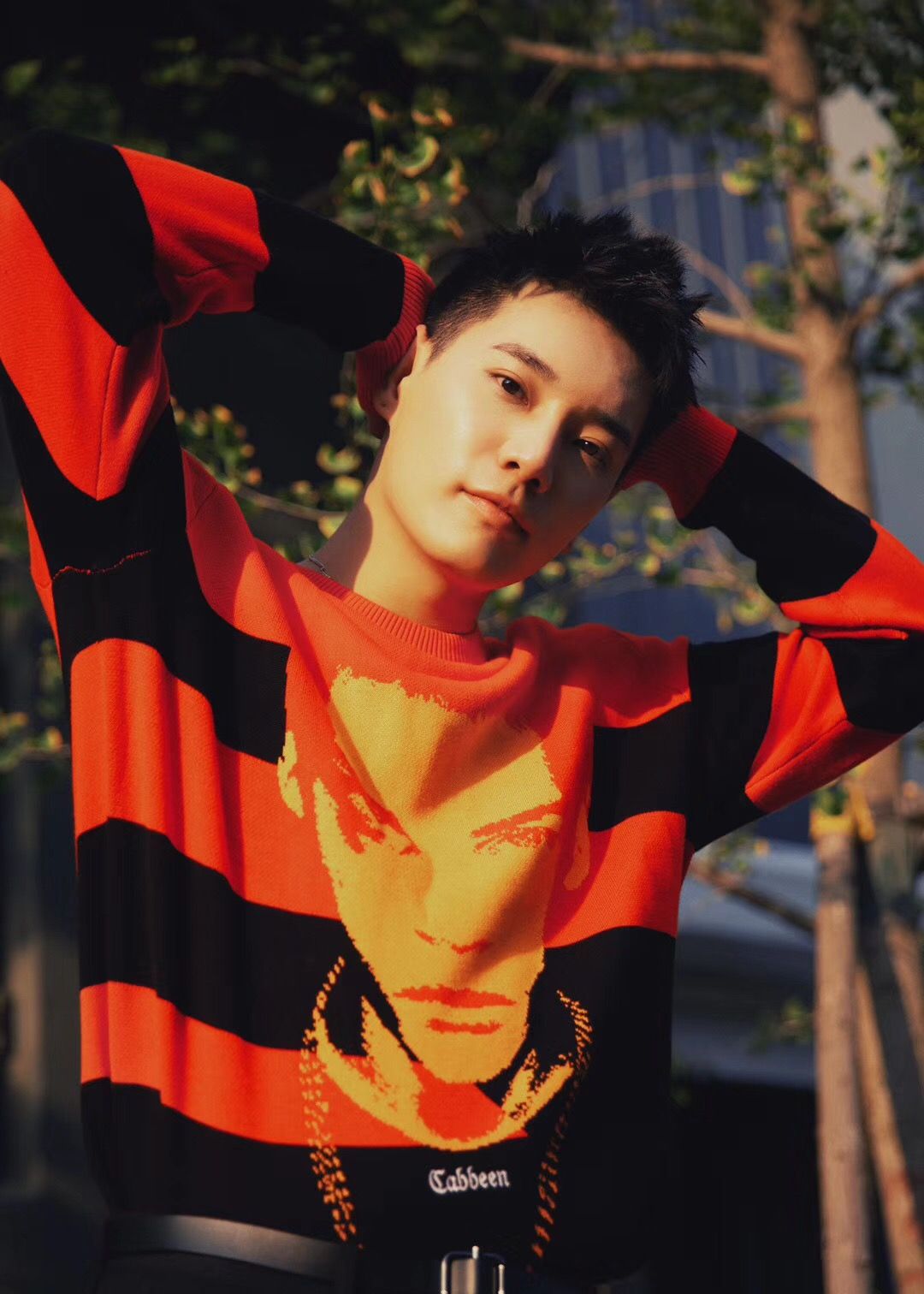 男演员王梓豪,橘色针织衫,帅气大男孩,户外写真图集