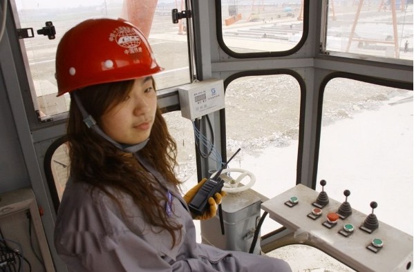 实拍:开吊车的年轻女孩,每天爬高上低,技术娴熟