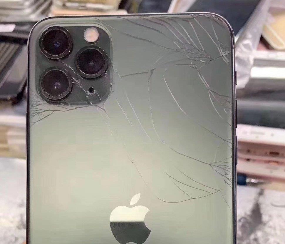 这台iphone 11 pro系列则明显是摔碎的,因为它有一个明显的受力点并且