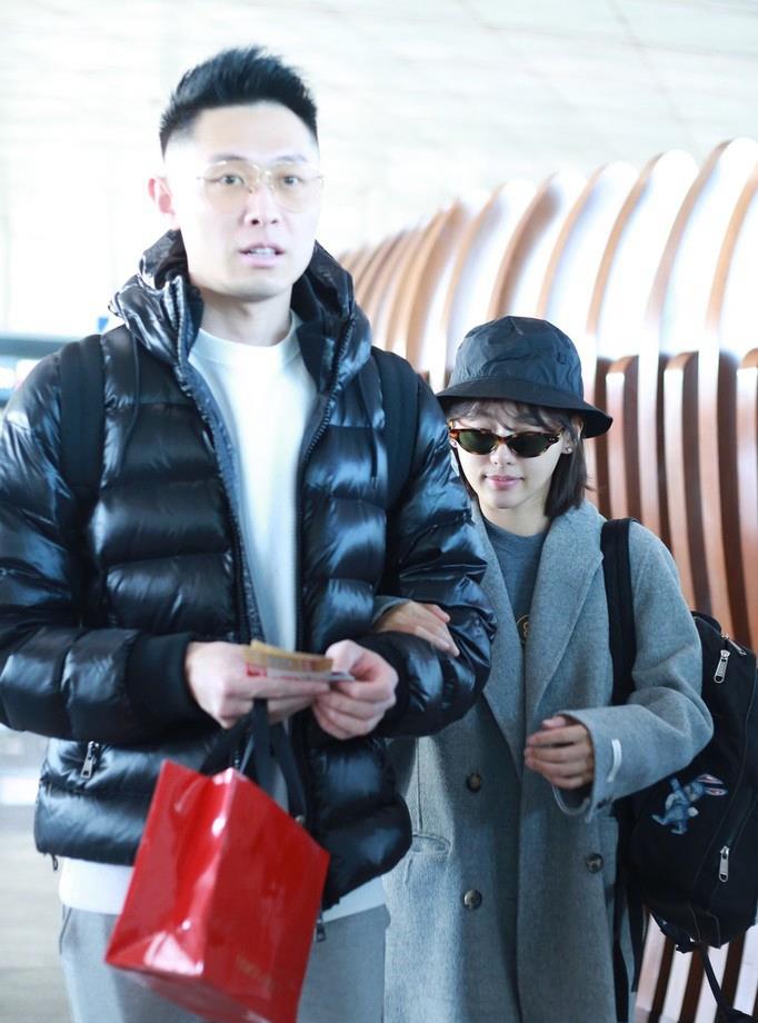 买超陪张嘉倪试婚纱爱意浓,机场换上私服,上演最萌身高差!