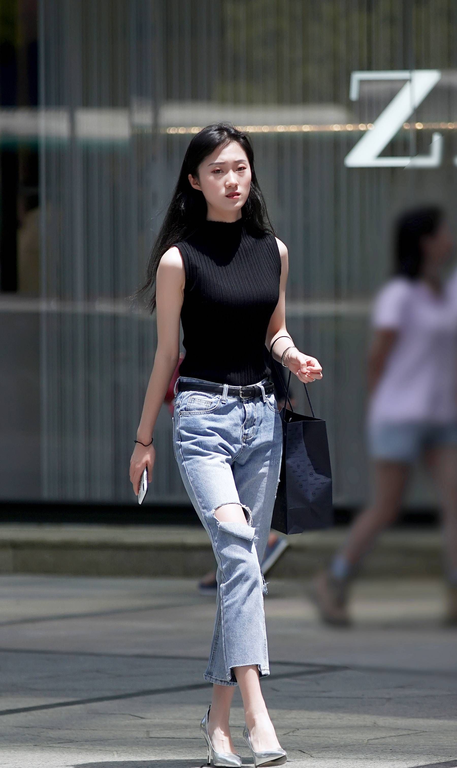 街拍:小姐姐裹胸搭热裤,满屏都是大长腿,傲人身材太迷人!