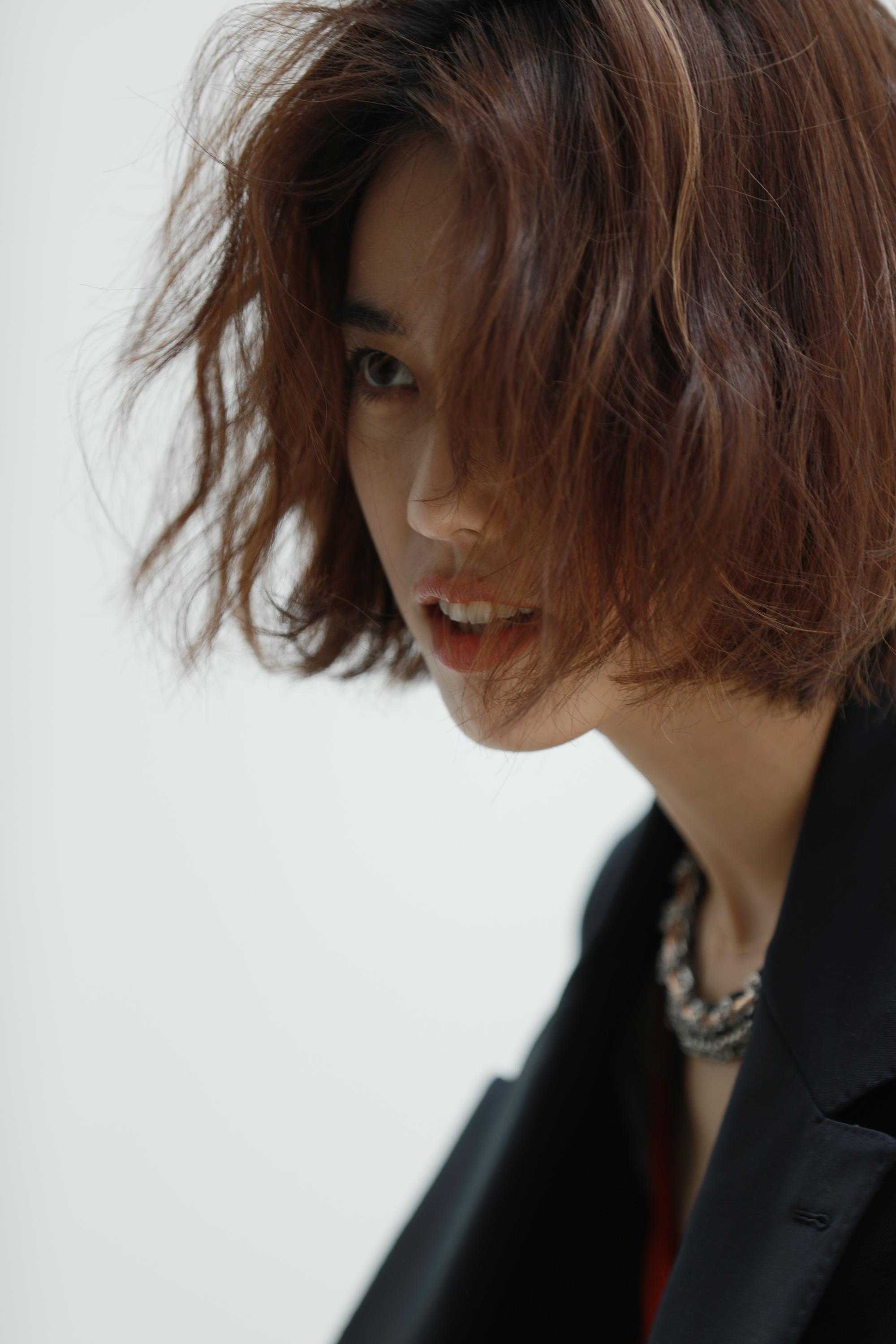 陈庭妮大片曝光 西装配球鞋穿出时尚混搭范儿