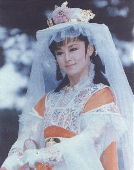 看了"小龙女"潘迎紫年轻的照片,网友惊叹:简直是"画中仙"!