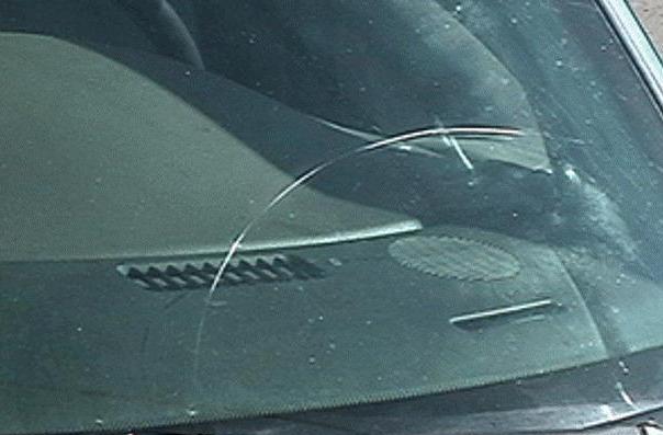 如何从汽车挡风玻璃上清除深度划痕