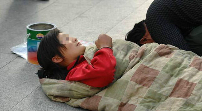 母亲每天都穿烂衣服,十年如一日,儿子成年后,才知母?