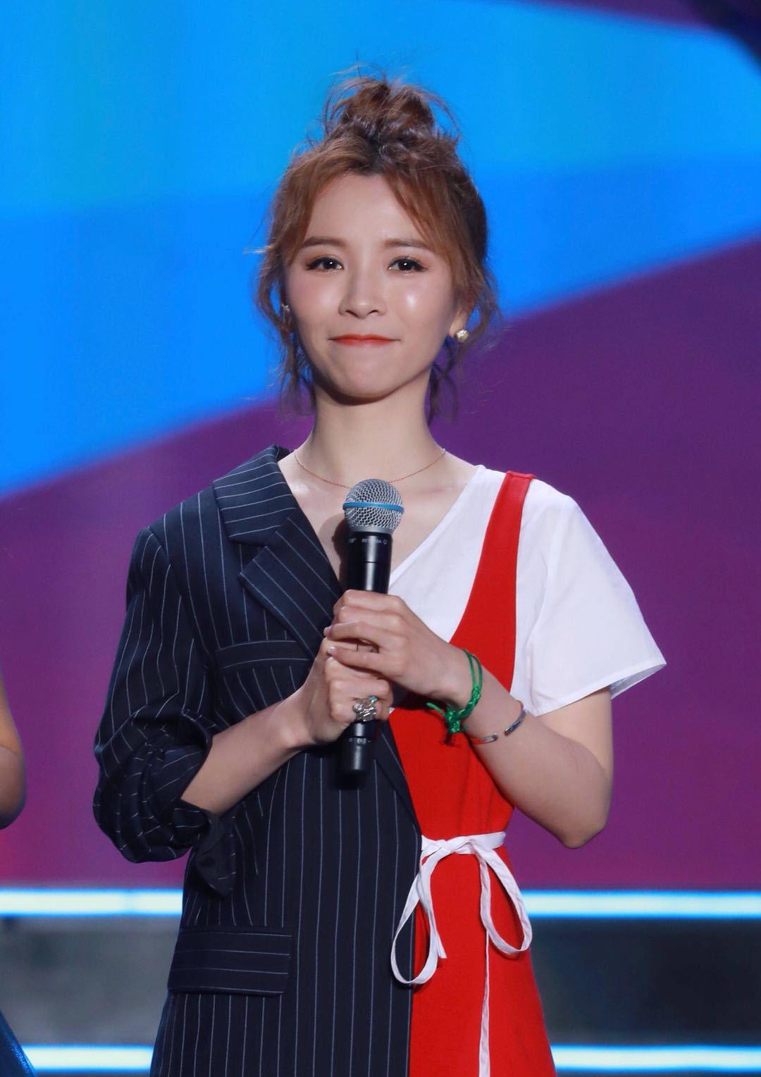 穿同一款拼色西装,黄雅莉甜美,王子文精致,36岁孙俪气质更出众