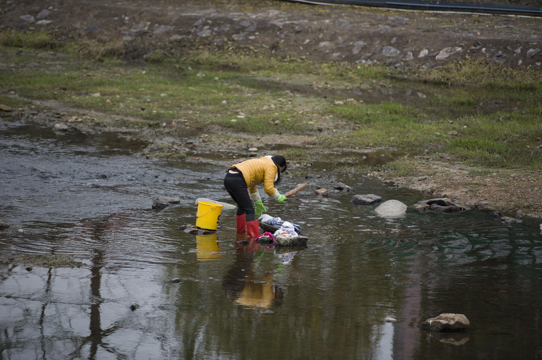 2018年12月5日,清晨,合肥庐江汤池镇马槽河边的洗衣女在河边洗衣服