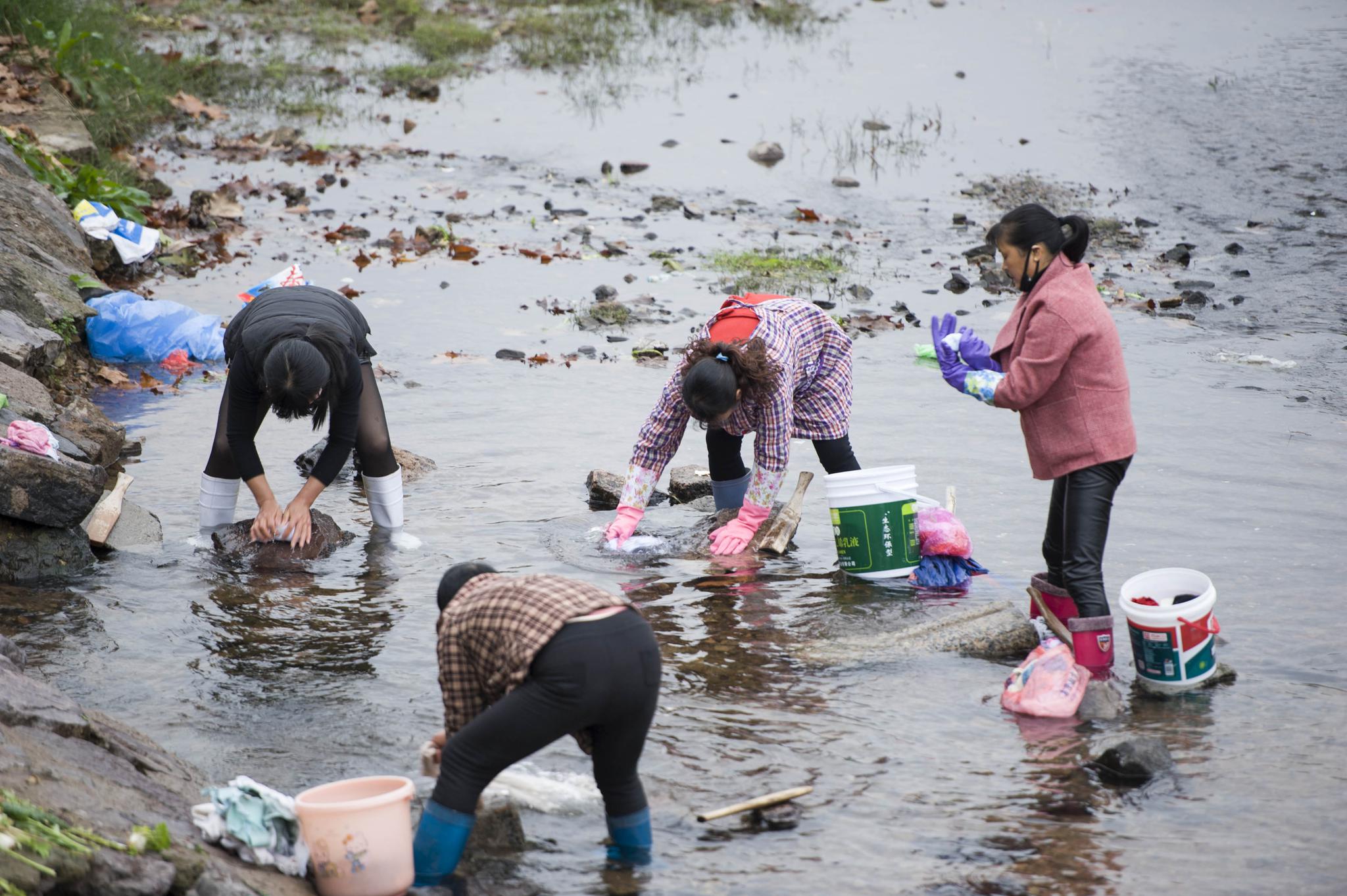 安徽合肥庐江汤池镇影像:马槽河边的洗衣女