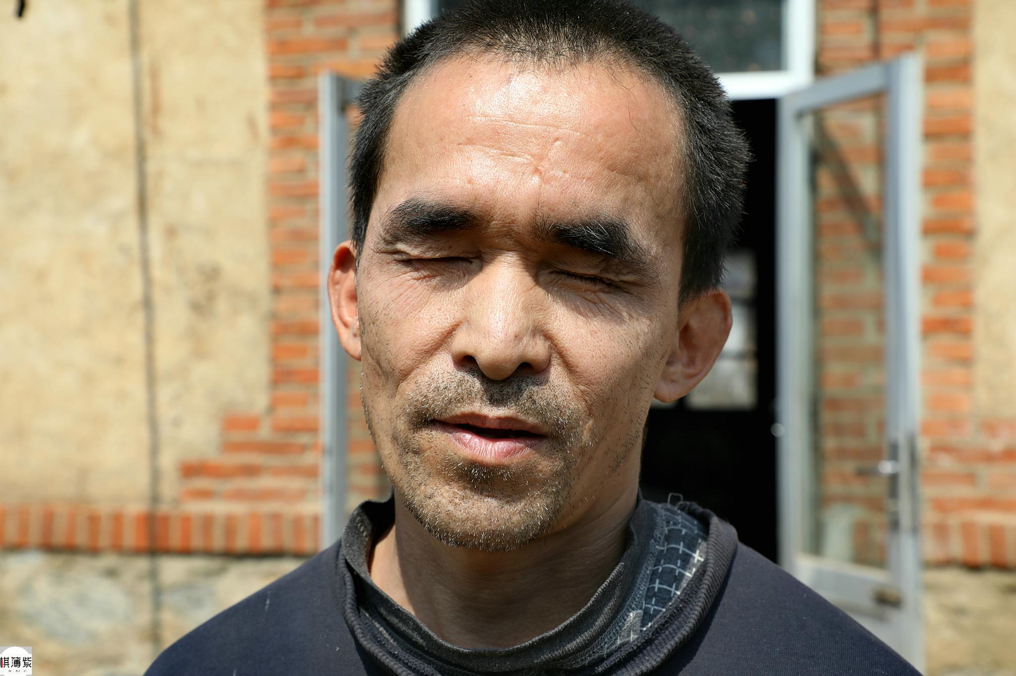 双目失明织网人,与母亲织网一天仅挣10元,却不希望好心人帮钱