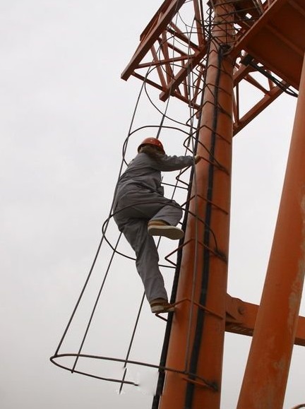 实拍:开吊车的年轻女孩,每天爬高上低,技术娴熟