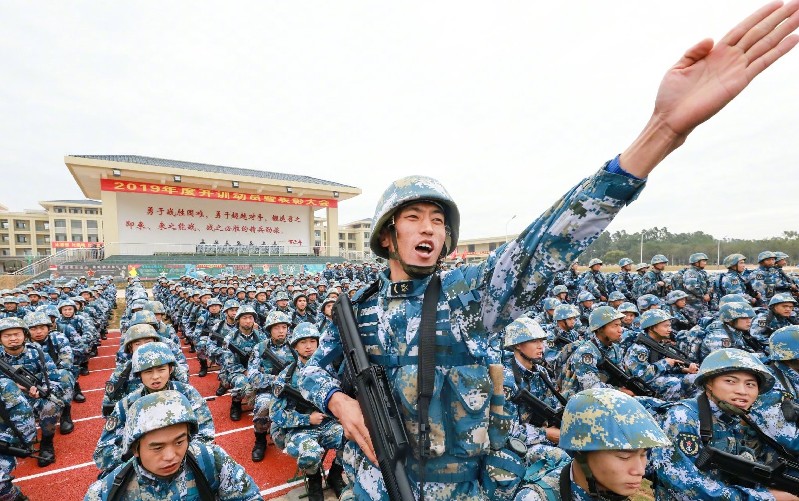 海军陆战队的战士们全副武装开启新年度实战化军事训练新征程
