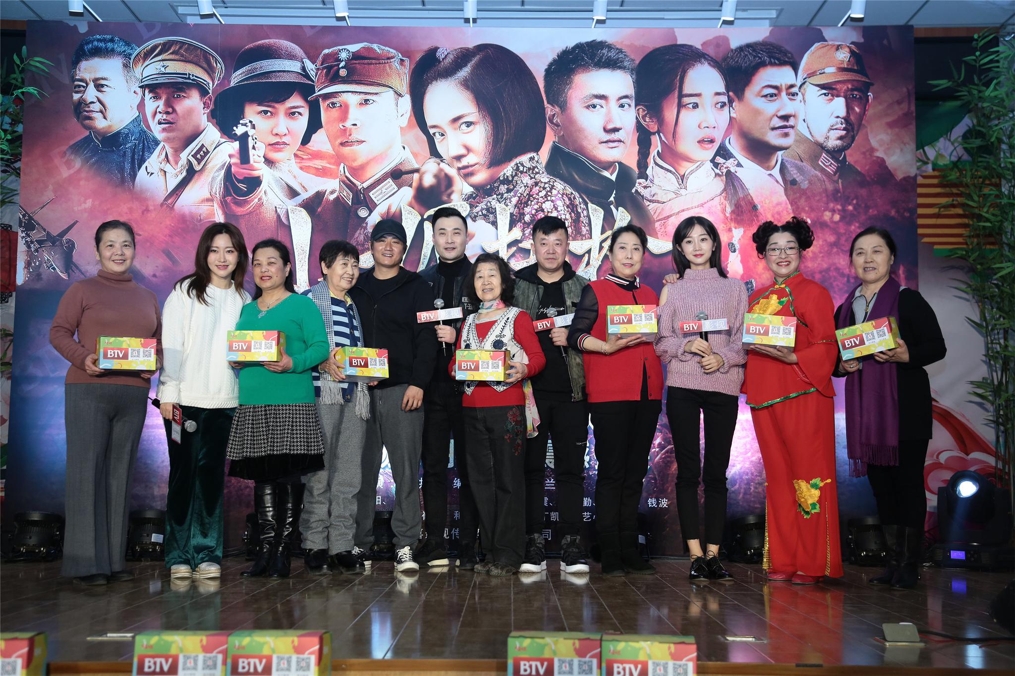 《小妮扛枪》走进白纸坊街道 叶静爆料减肥秘笈 潘阳证明自己