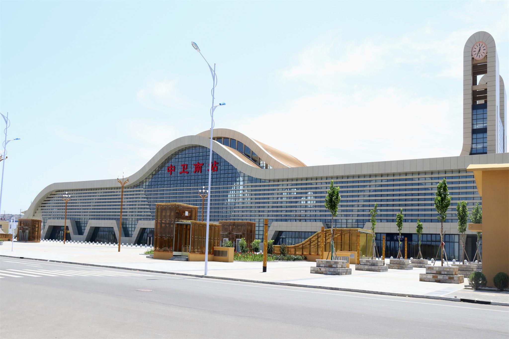 尚未开通的中卫南高铁站360度旋转