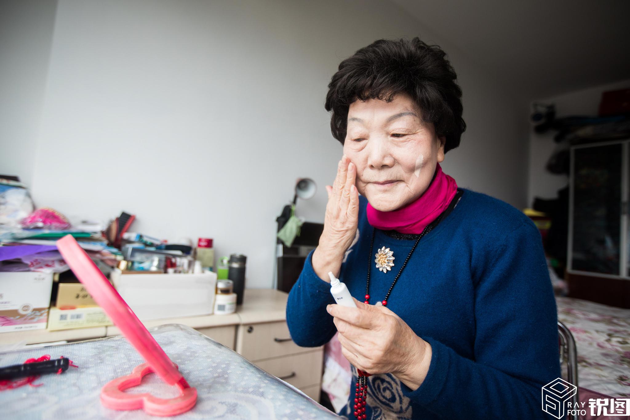 80岁阿姨变身网购达人 还组老年模特队走秀