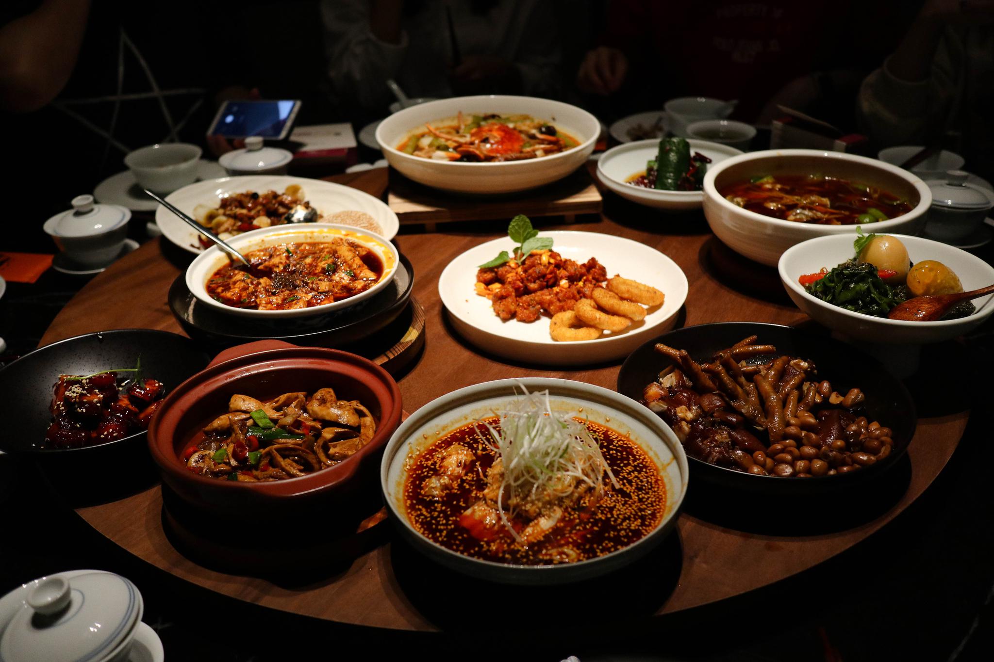 当然,川菜相信大家都吃过,一家小馆子,摆上几张小桌子,加了各种辣椒的