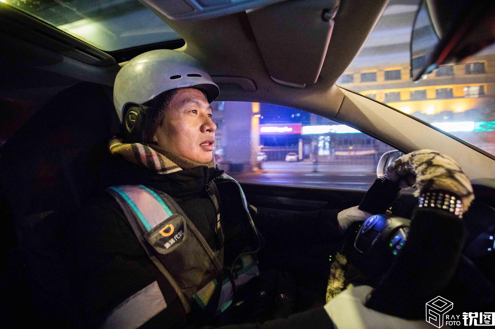 哈尔滨:代驾司机扎堆银行避寒 凌晨公交成代驾司机专车