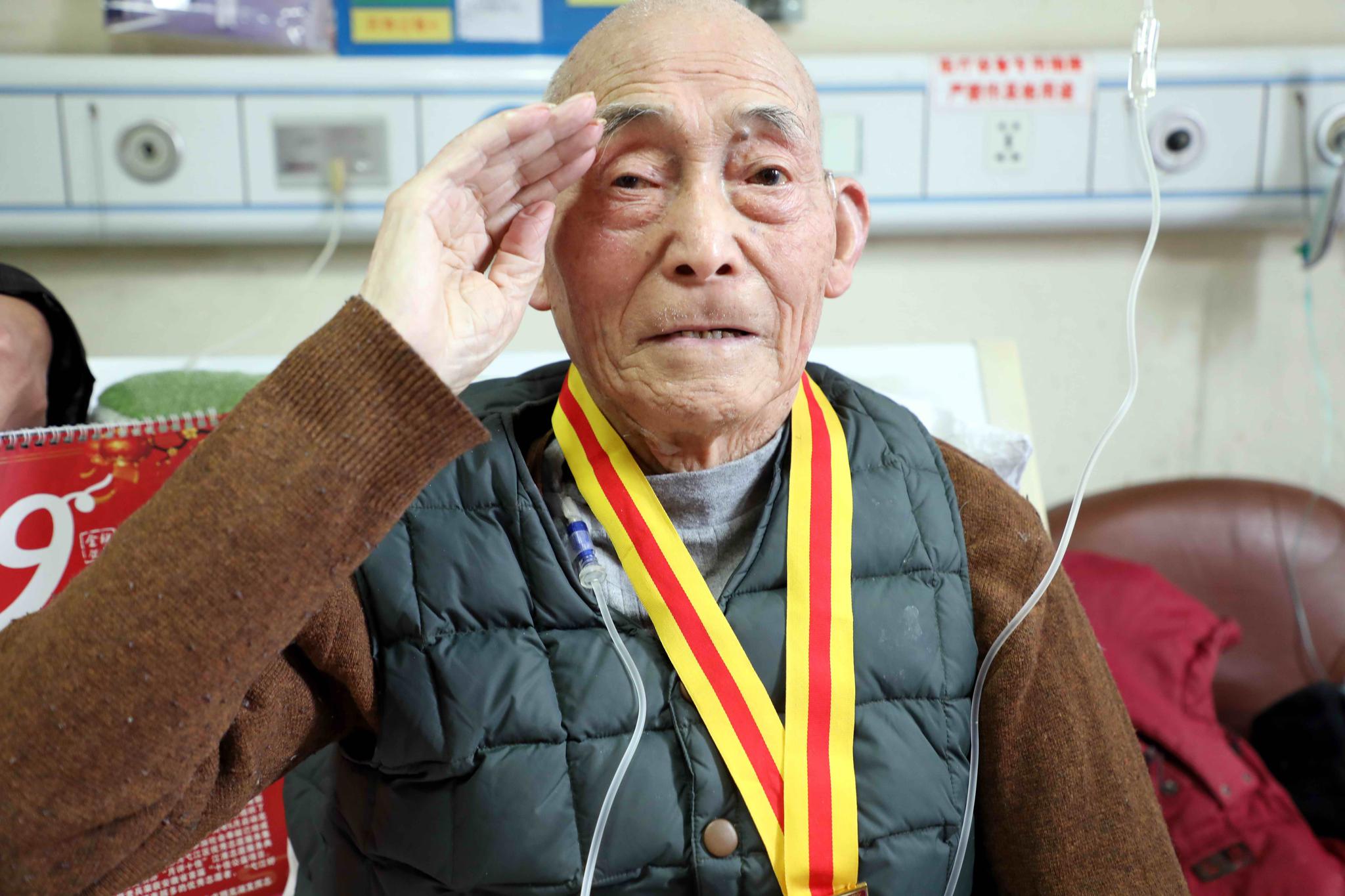 志愿者们送新春祝福的这位老爷爷是今年98岁的抗战老兵李仲华老人,别