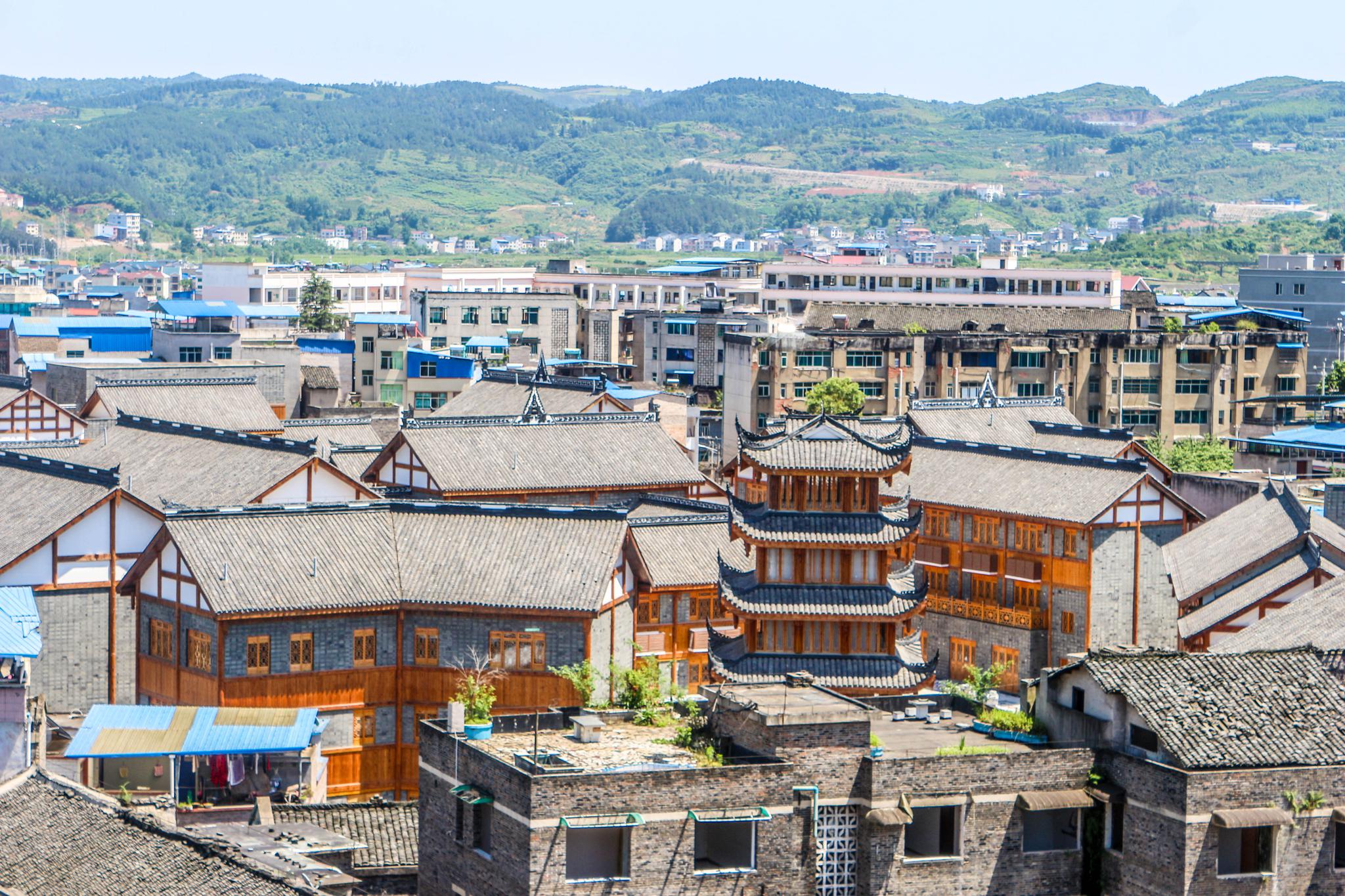 旅游余庆县城市一角