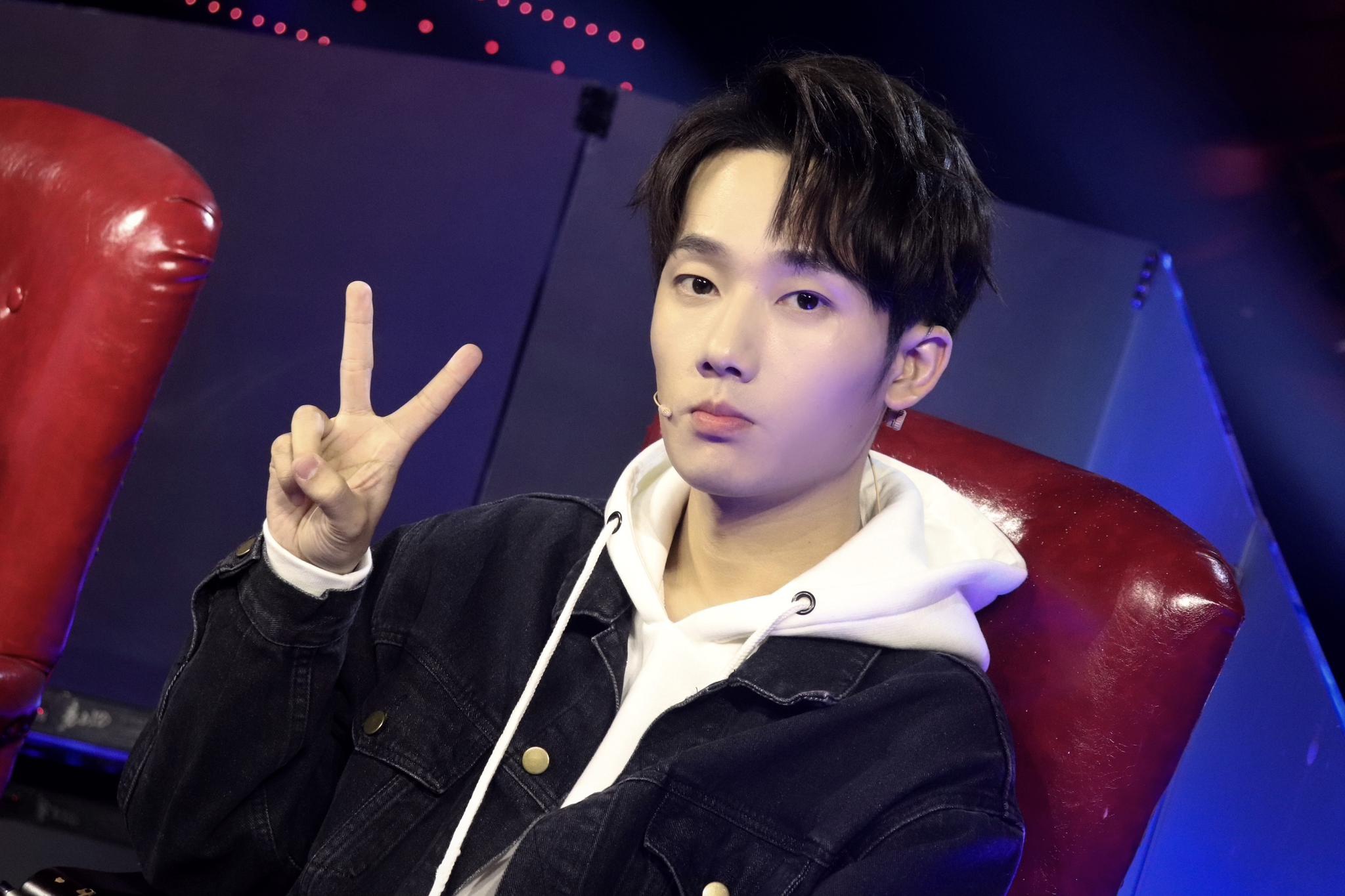 蒋敦豪二次夺冠后综艺首秀 “三顾”蒙面助力猜