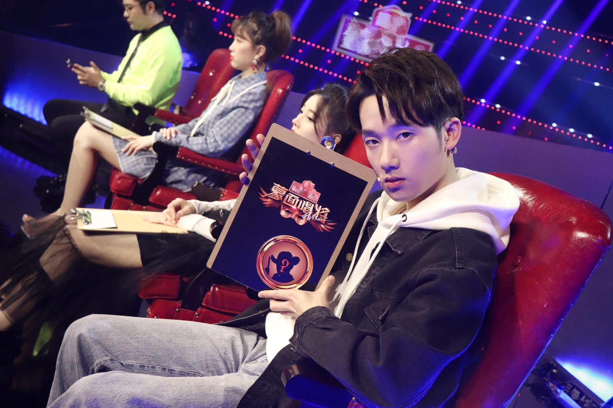 蒋敦豪二次夺冠后综艺首秀 “三顾”蒙面助力猜