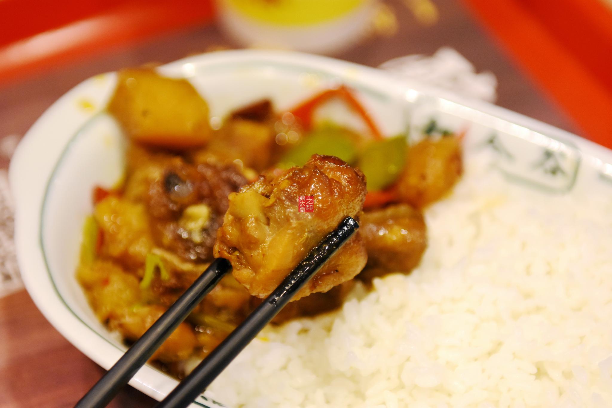 大块儿的鸡肉油而不腻,香嫩入骨,夹起一块,瞬间让人吃出鸡肉的细嫩.