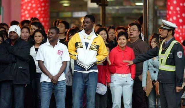 香港重庆大厦已经变成印度人的天下欧美游客把这里当探险圣地