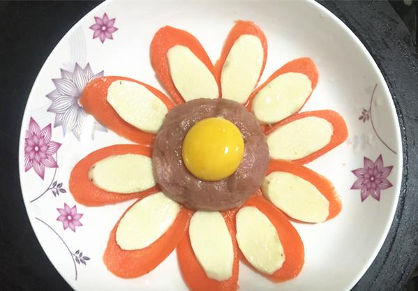 教你做"胡萝卜太阳花",简单摆盘,挑食的孩子直夸漂亮又好吃