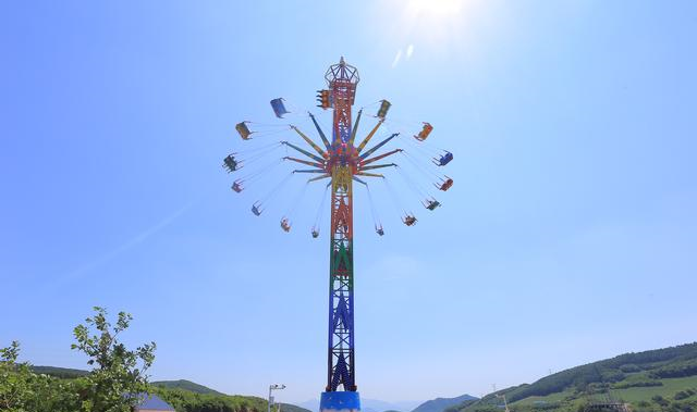 万丈深崖低头可见在大峡谷的半山腰摇曳,飞越丛林,俯瞰山谷【空中漫步
