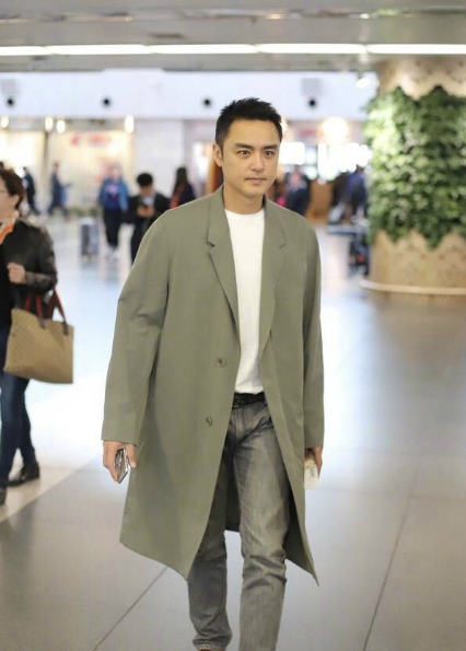 明道新照片:依旧帅气如霸道总裁,时光在他身上未留下痕迹