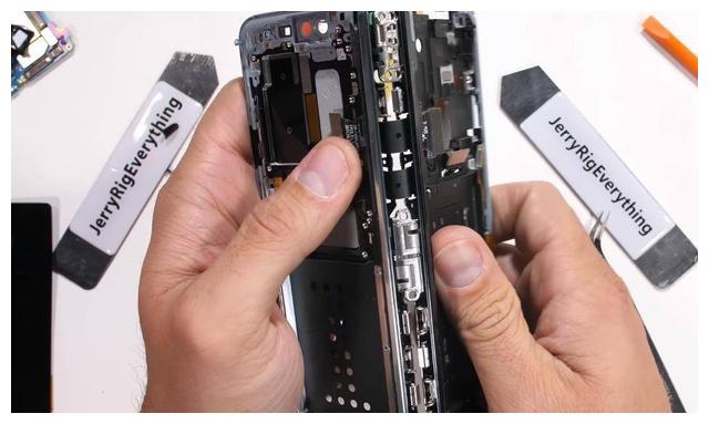 三星折叠屏手机拆解:两块电池 铰链结构,底部扬声器亮了