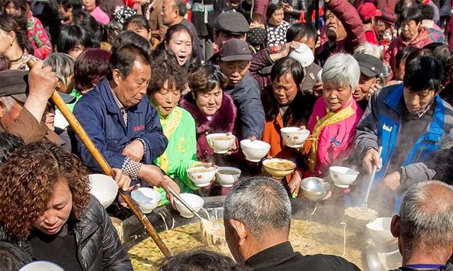 河南安阳:白龙潭庙会上千人争抢大锅饭,许多人拿空碗抢不到饭