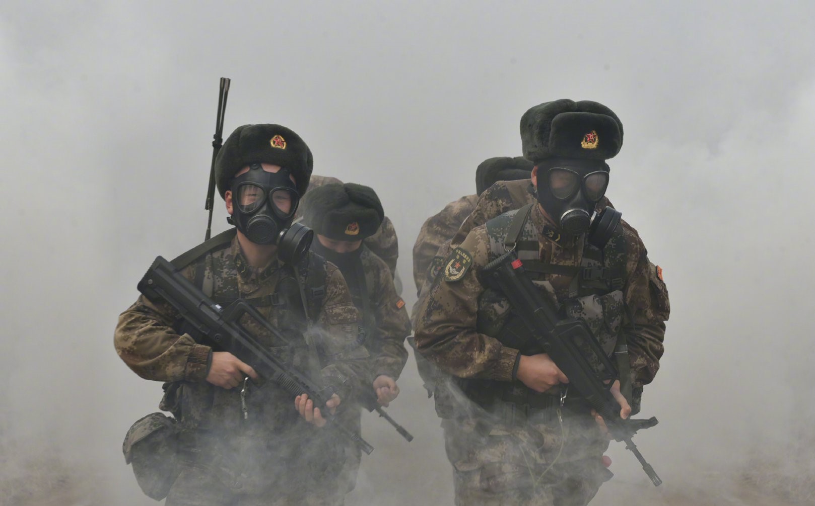 陆军官兵进行为期三天的百公里拉练,锤炼战士们跨昼夜实战化能力