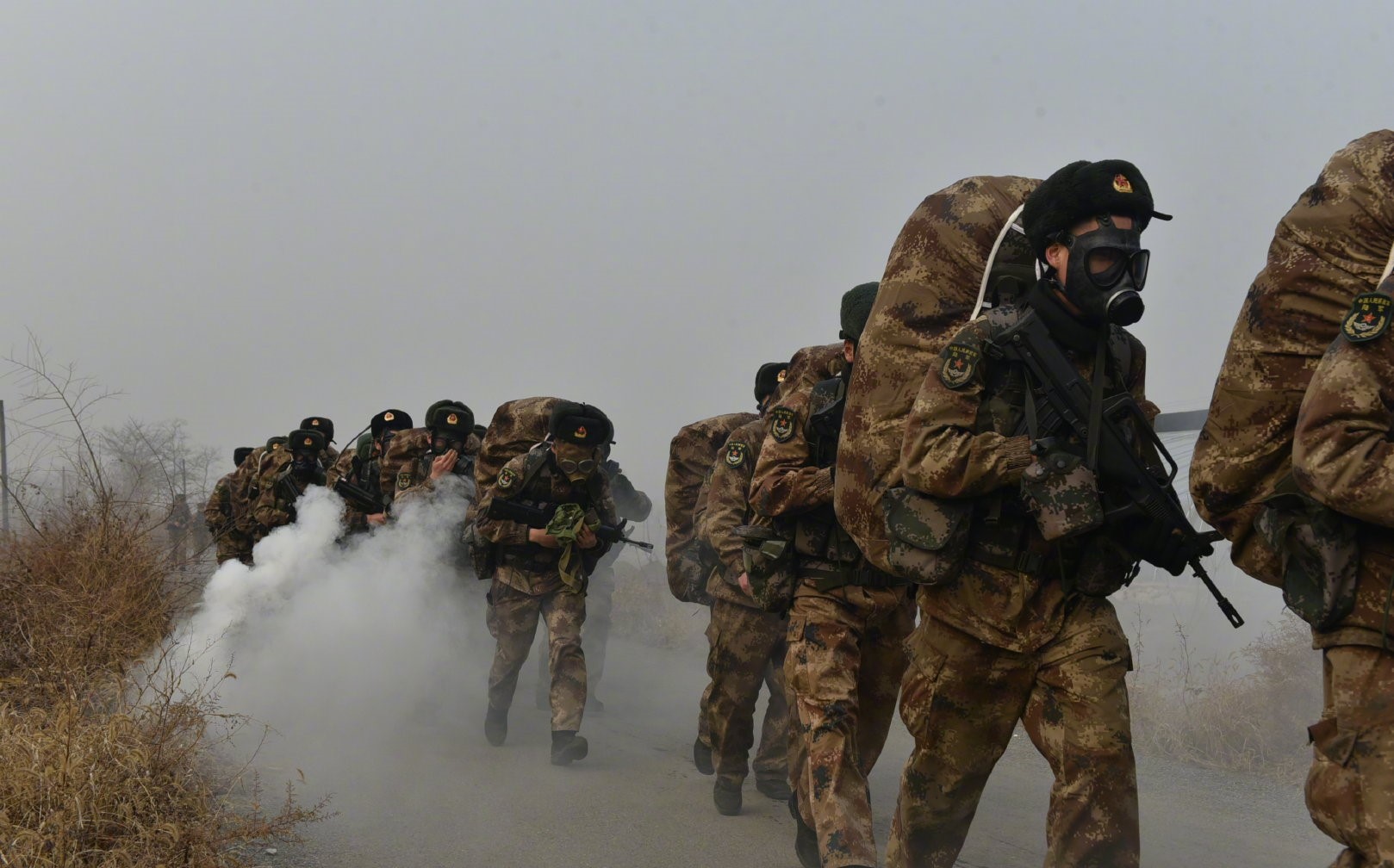 陆军官兵进行为期三天的百公里拉练,锤炼战士们跨昼夜实战化能力|昼夜