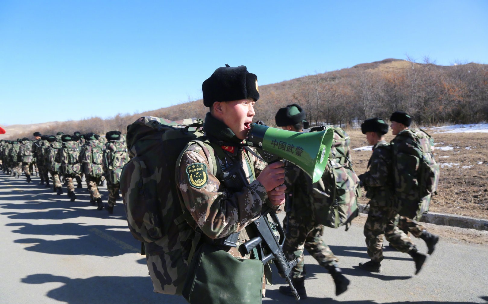 武警战士组织进行冬季野营拉练,打好新年开训第一仗!