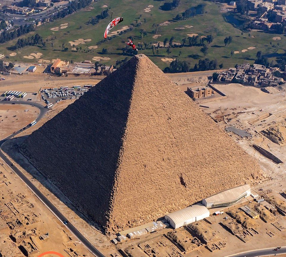 4500米的高空,她把朋友的身体当做人形冲浪板,向着金字塔俯冲