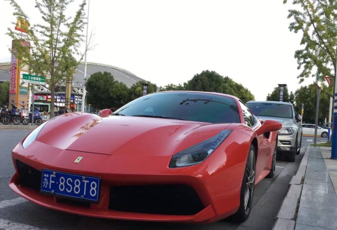 南通工农路实拍法拉利488跑车,车牌"888"很亮眼!