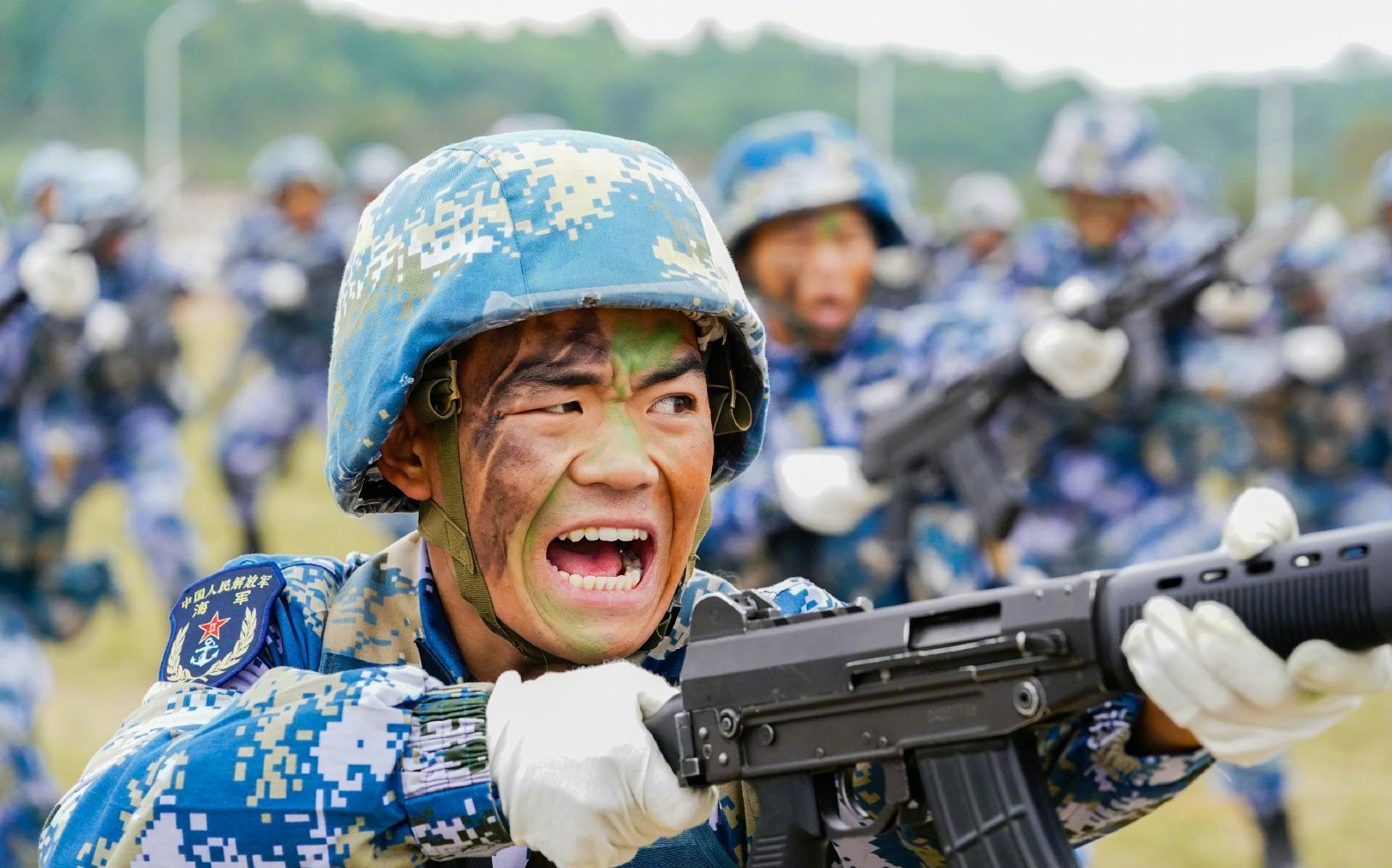 海军陆战队的战士们全副武装开启新年度实战化军事训练新征程