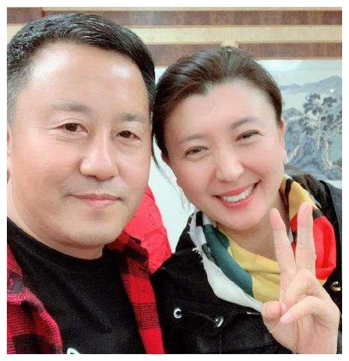 48岁闫学晶晒与3岁小女儿合照高龄拼二胎儿女双全好幸福