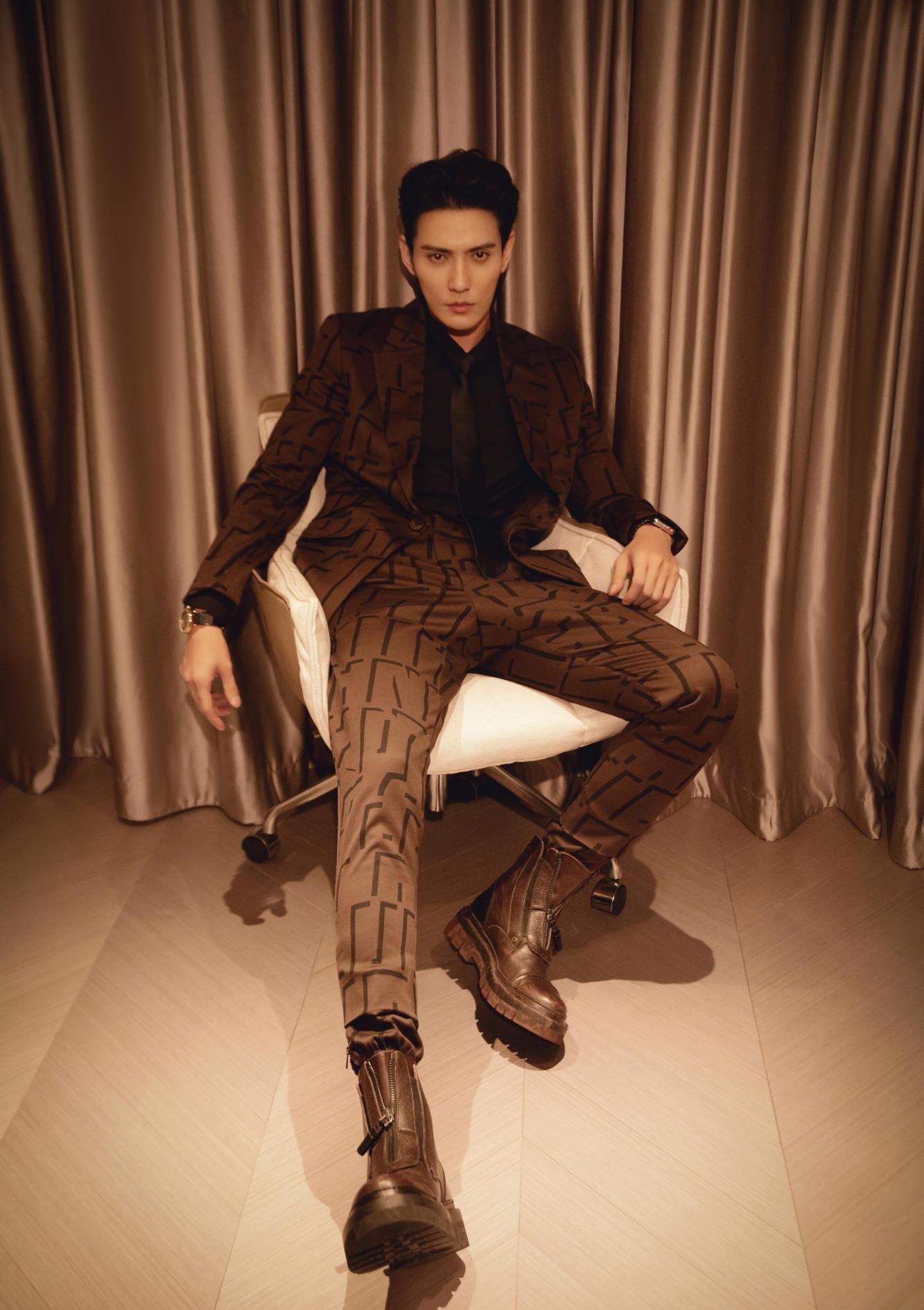 徐正溪雅痞有型出席时尚盛典 斩获"年度新锐魅力艺人奖"