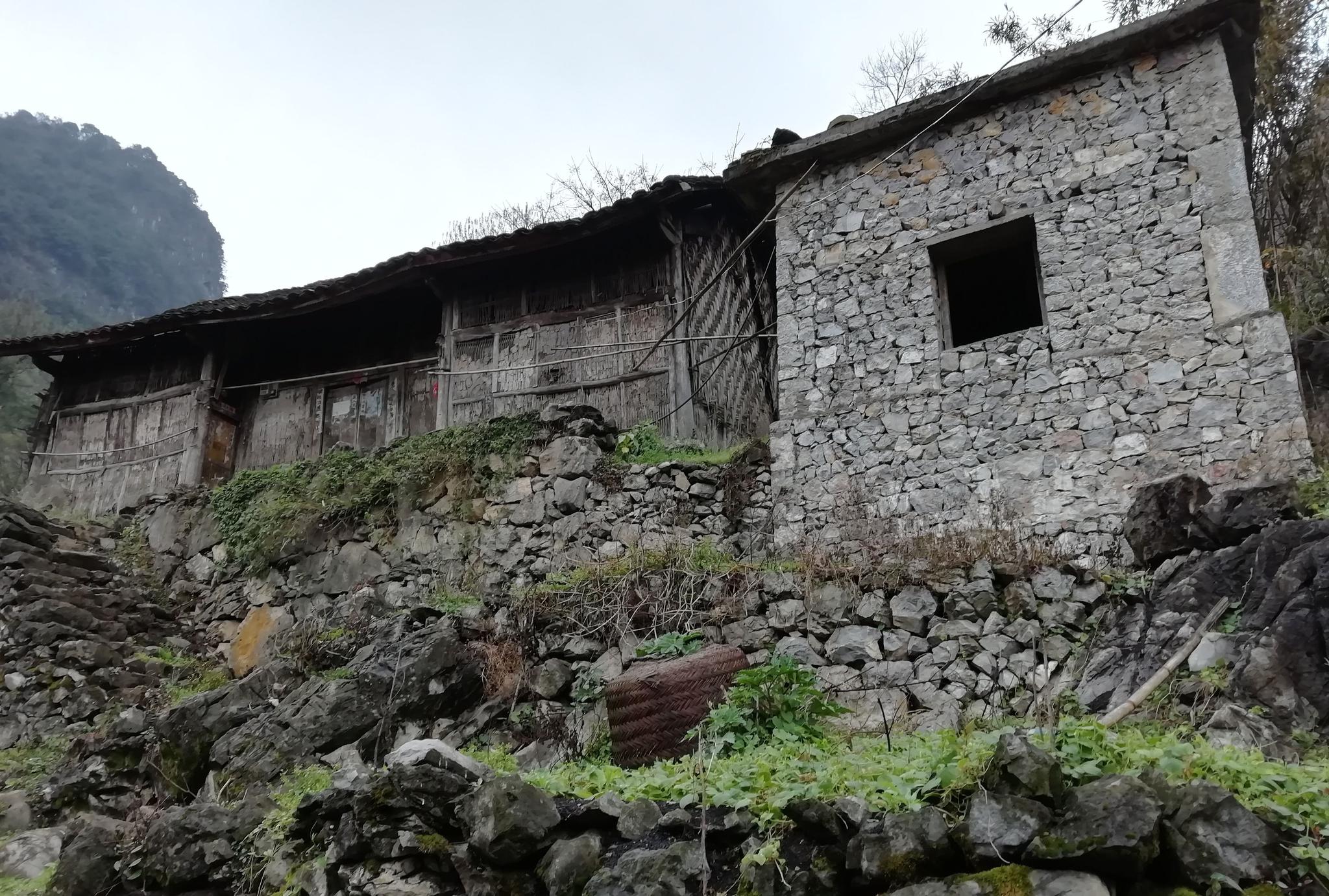 贵州山区20余户的小村庄,其恶劣的自然环境突破人类生存的极限