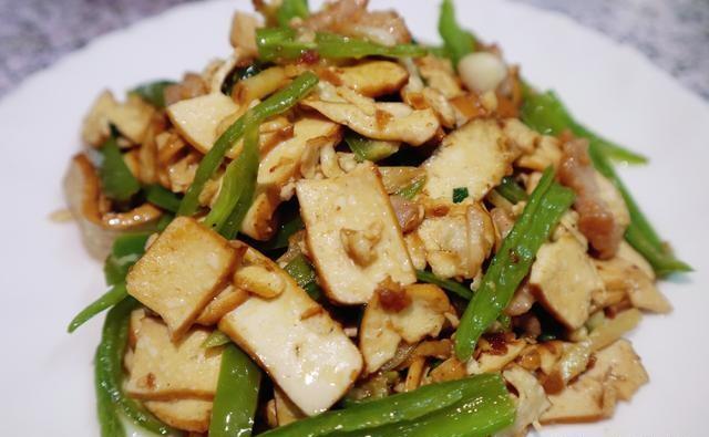 下饭菜:家常豆腐,莴笋炒腰花,香干炒肉,韭苔杏鲍菇炒胡萝卜