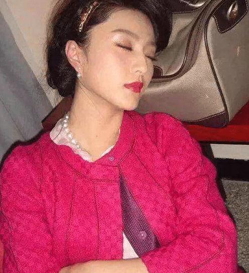 女星睡觉遭偷拍,范冰冰睡姿美艳,杨颖睡姿销魂,却输给了她!