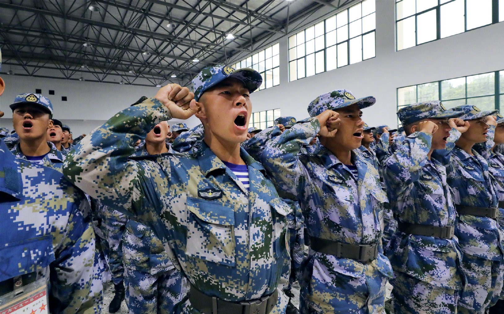 海军陆战队举行新兵授衔仪式士兵们斗志昂扬