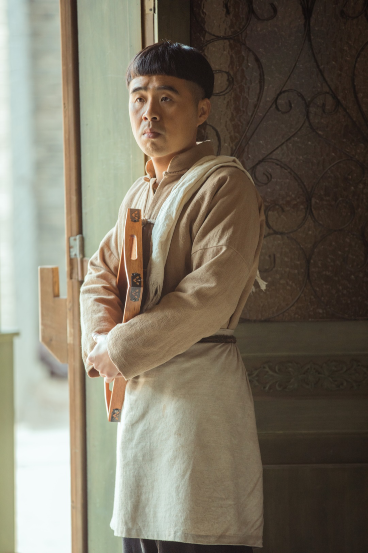 王晓龙 《老酒馆》演技圈粉,哑巴跑堂演绎最无声的守护