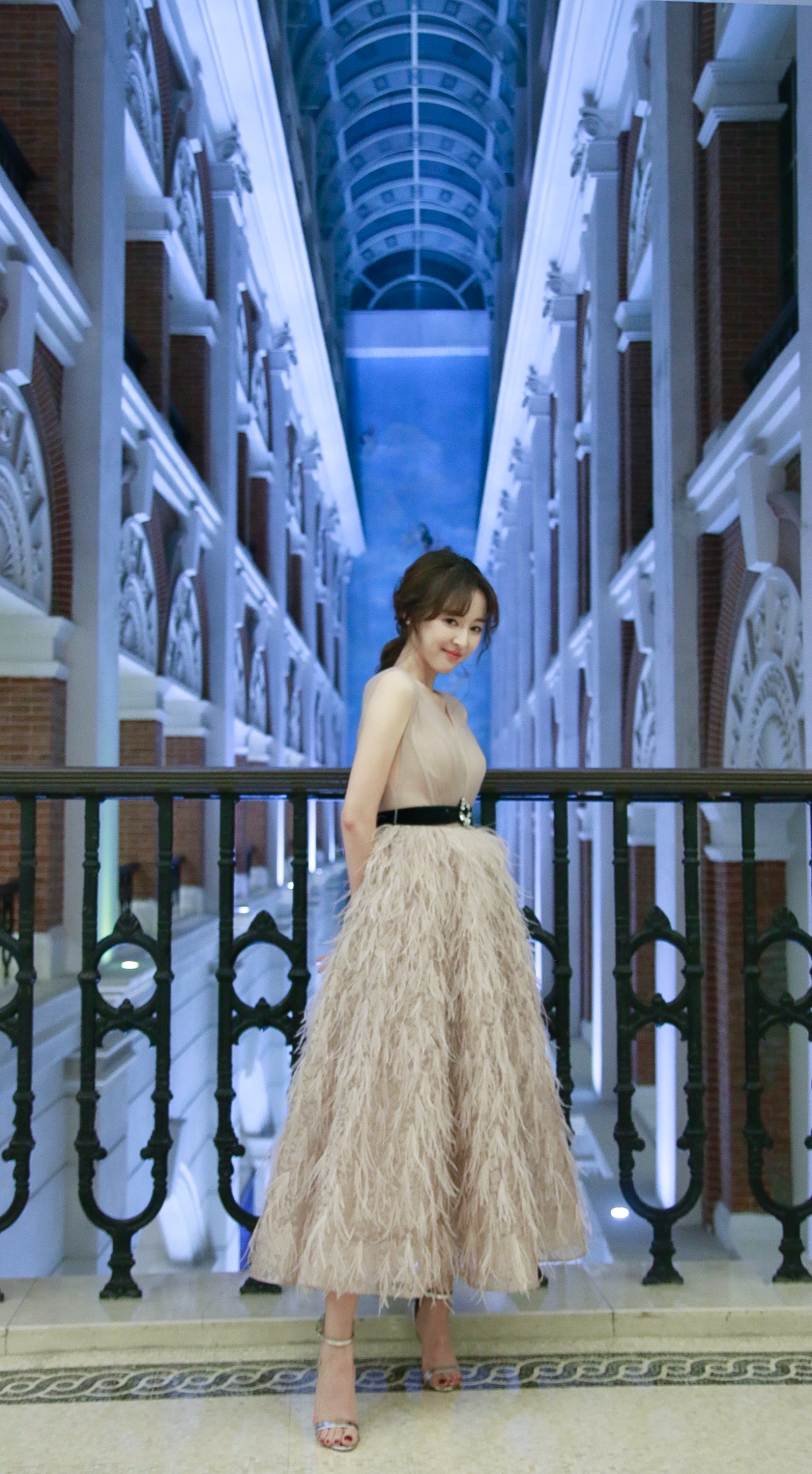 刘雪婧淡粉色长裙亮相上海时装周 层层羽毛点缀飘逸感