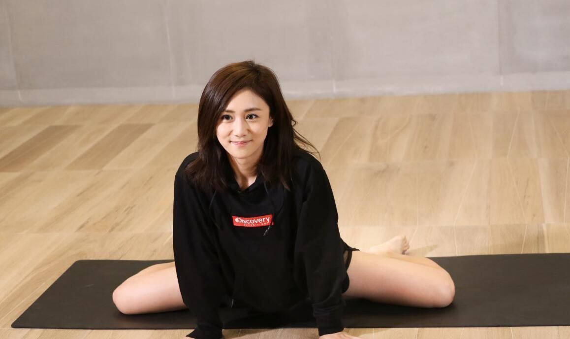 深v加开到大腿根的裙衩,把好身材完美的展现出来|刘芸|深v|大腿_新浪