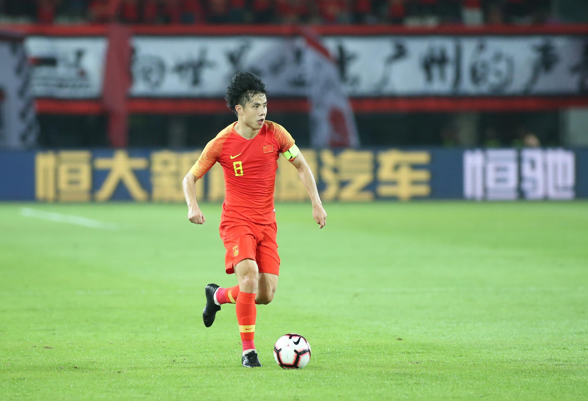 同袍一心"中国红"惊艳天体 球迷玩嗨了