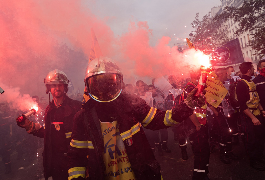 法国消防员巴黎街头游行,要求加薪,警方发射催泪弹驱散