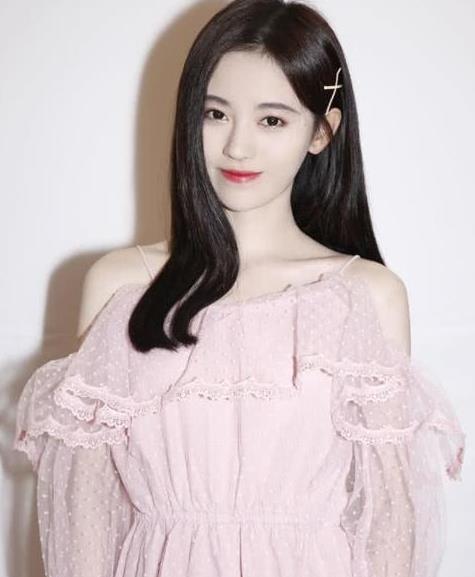 鞠婧祎现身综艺节目现场,穿莲藕色连衣裙,造
